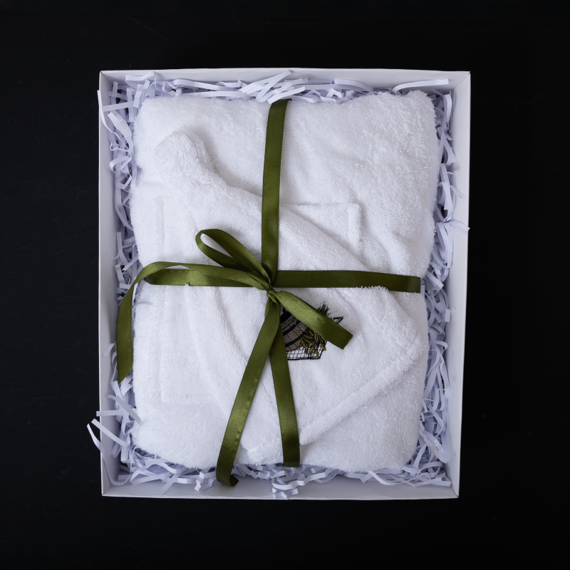 Подарочный набор для Нее - БЕЛЫЙ, 75x140 см, в подарочной коробке. Фартук и шапочка для сауны