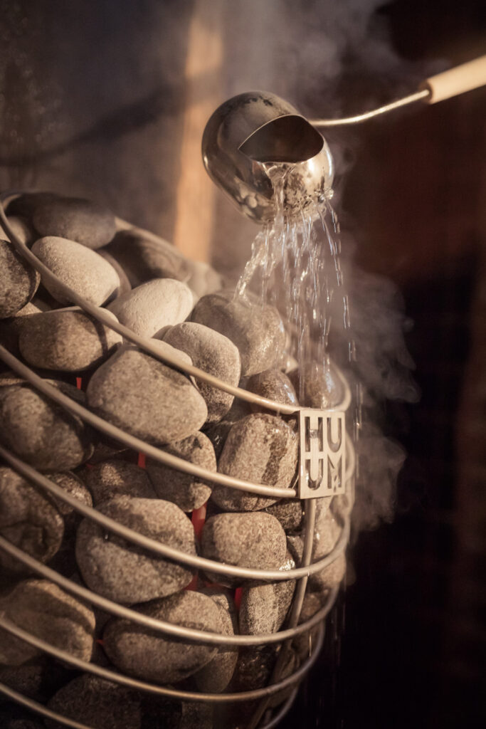 Как правильно поливать водой камни электрического нагревателя для сауны